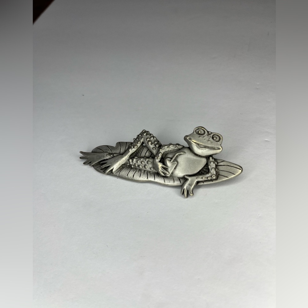 Vintage Signed JJ Jonette Pewter Frog with Drink Lily Pad Brooch Pin Jewelry‎ 3”